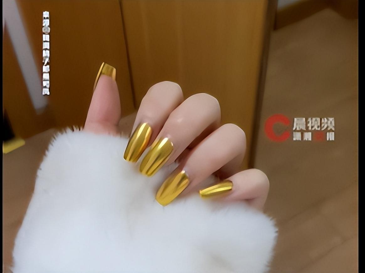 世界杯官网入口-女子用20g黄金打造新年美甲，称用自己穿戴甲定做的，最新回应：是真金，过年就要装一把